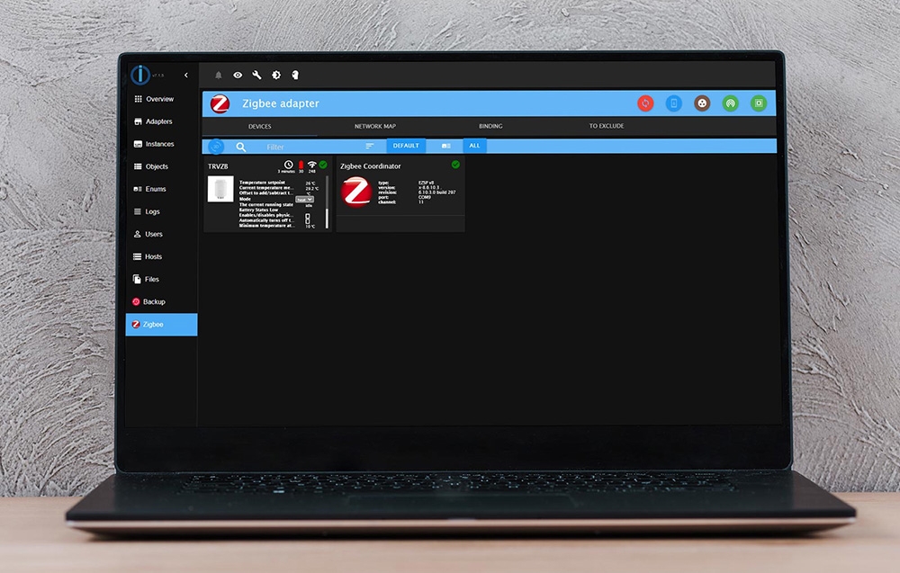 Laptop z pobranym oprogramowaniem Zigbee adapter