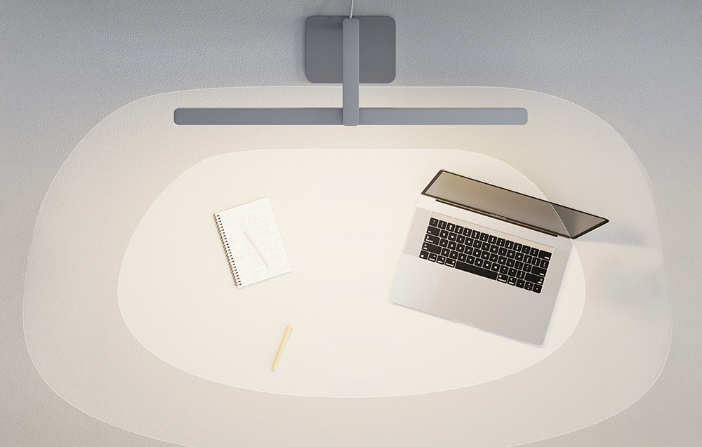 Vedere de sus a biroului cu laptop și caiet în fluxul oval de lumină clară al lampii moderne