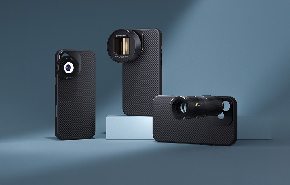 Trzy czarne etui z włókna węglowego do iPhone'a na różnych podstawkach, z trzema różnymi typami obiektywów