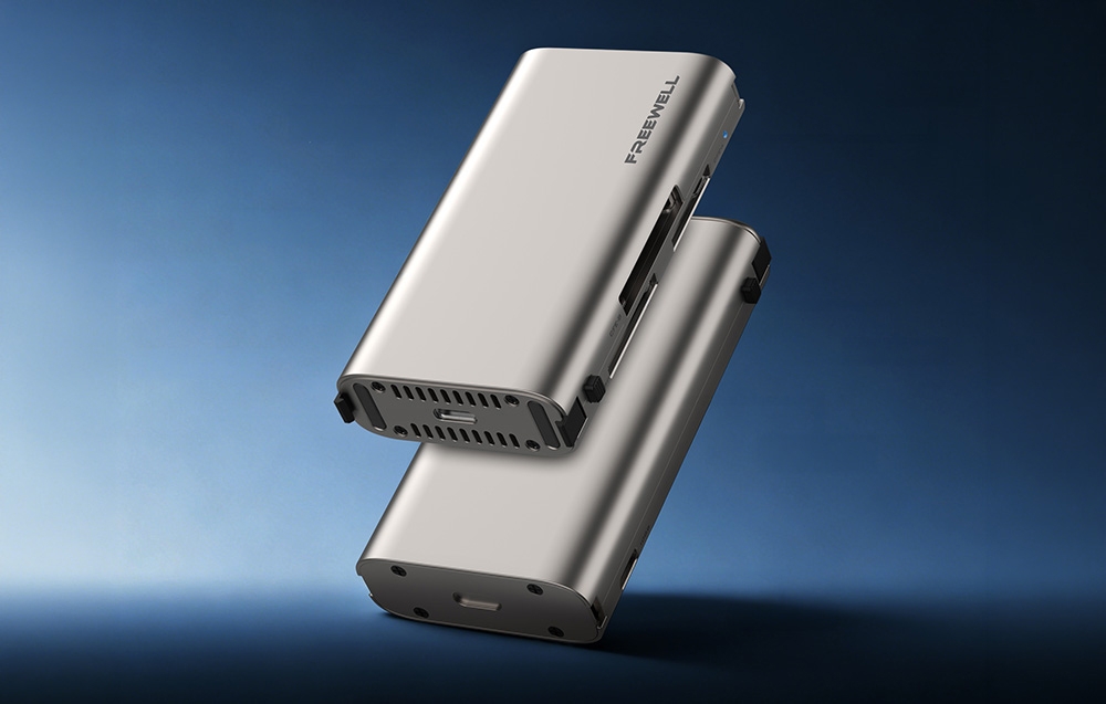 Dwa srebrne czytniki kart pamięci Freewell pokazane z dwóch stron, prezentujące obudowę oraz porty USB-C i wentylację