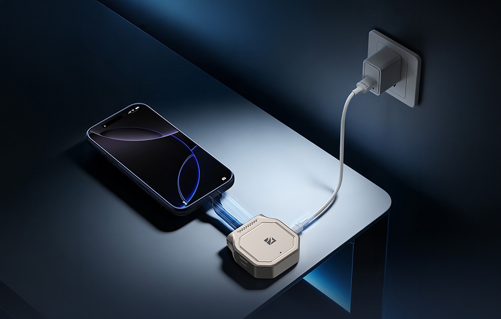 Adapter do dysków Freewell połączony kablami ze smartfonem i białą ładowarką sieciową wpiętą do gniazdka