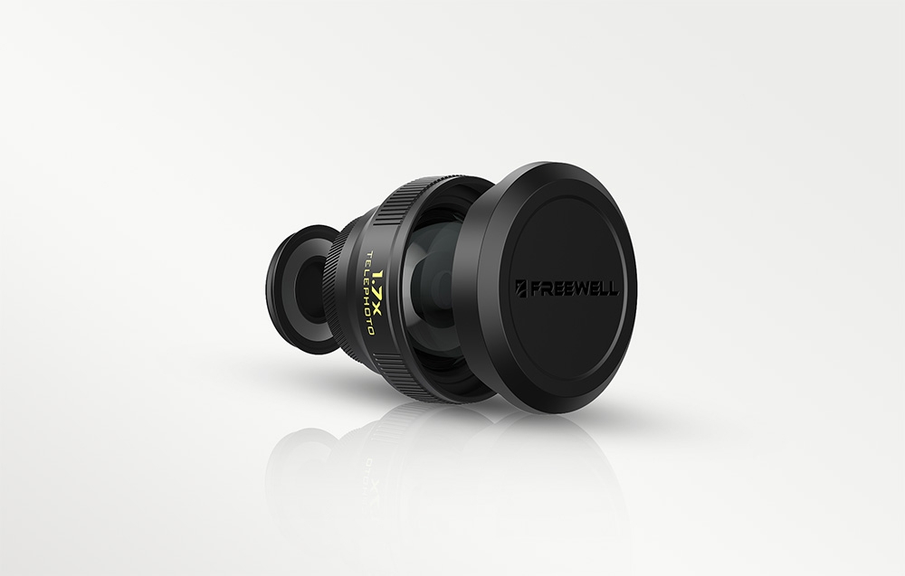 Obiektyw do smartfona Freewell 1.7x Telephoto z czarnym dekielkiem ochronnym na jasnym tle