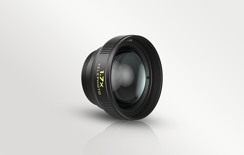 Czarny obiektyw Freewell 1.7x Telephoto ukazany od strony przedniej soczewki na jasnym tle