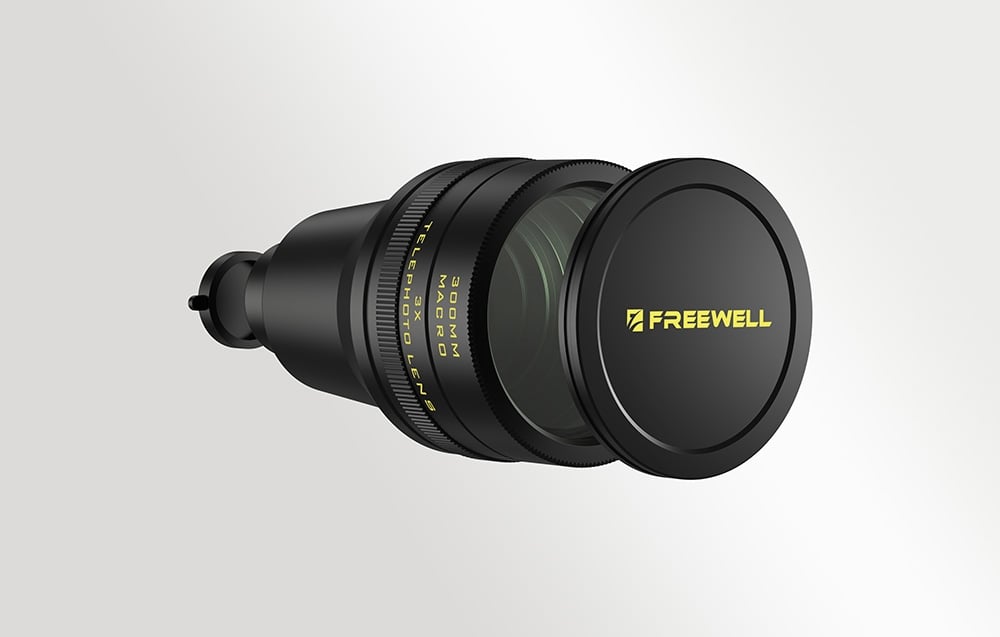 Czarny obiektyw Freewell z żółtym logotypem marki na białym tle