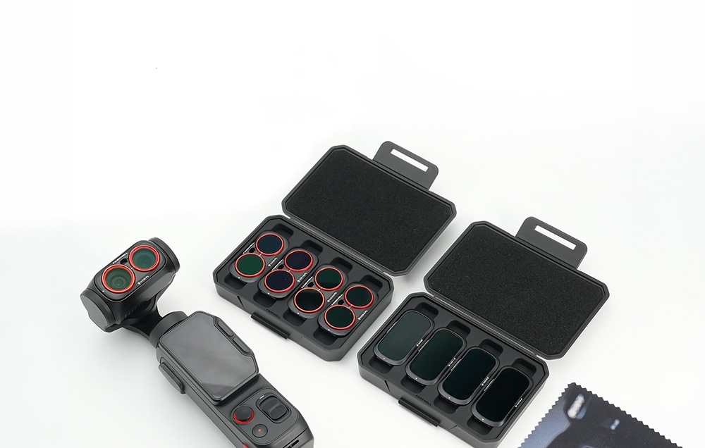 Trzy etui z filtrami Freewell i kamera z zamontowanym filtrem leżąca obok