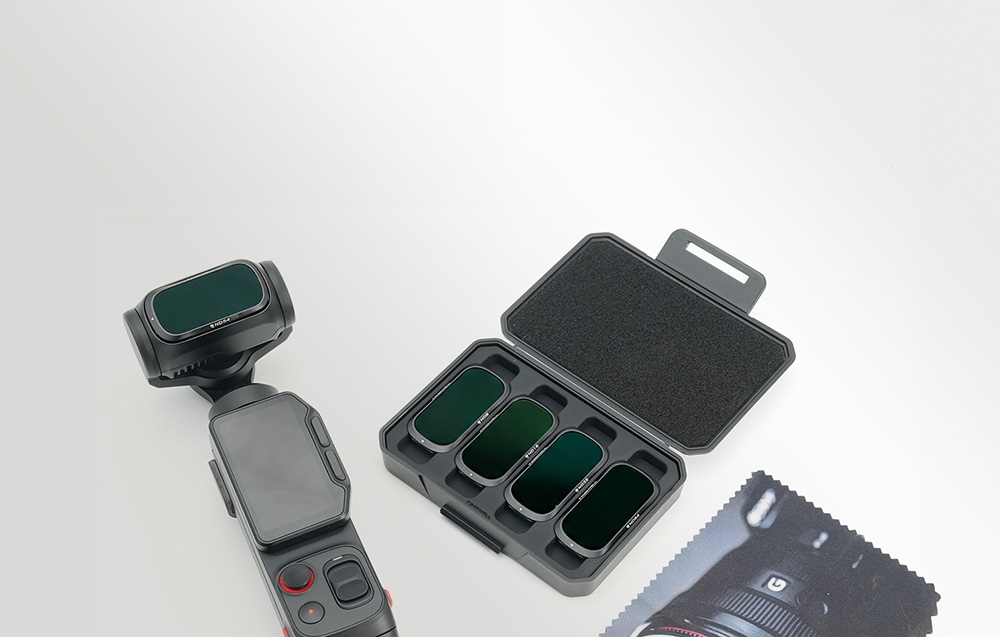 Etui z czterema filtrami Freewell leżące obok kamery sportowej