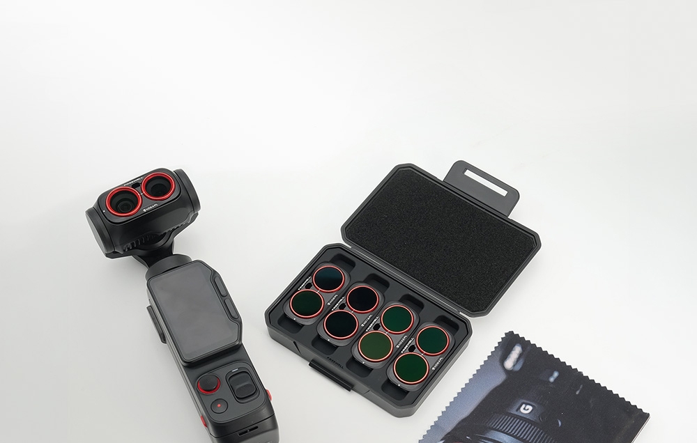 Zestaw czterech filtrów Freewell w etui, obok leży kamera sportowa