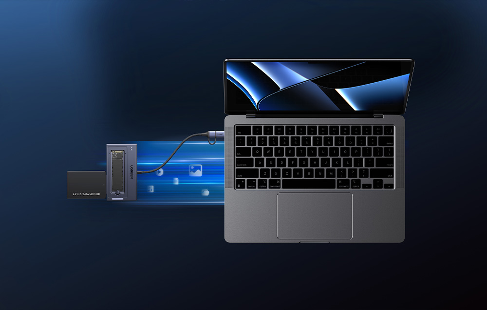 Laptop podłączony za pomocą kabla do obudowy dysku Ugreen z wizualizacją szybkiego transferu danych