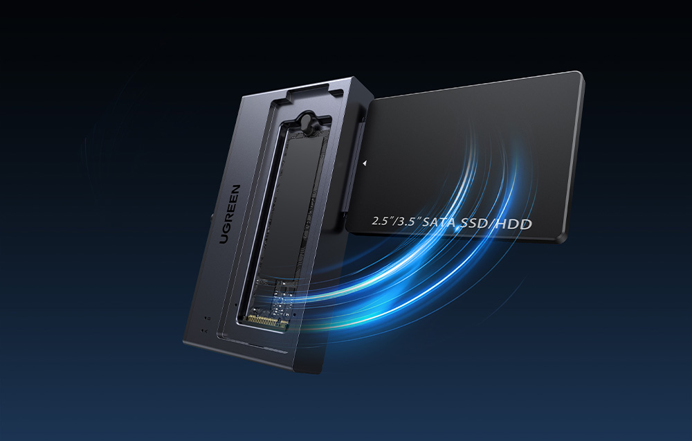 Obudowa na dyski Ugreen z otwartym slotem na M.2 NVMe oraz podłączonym dyskiem SATA SSD