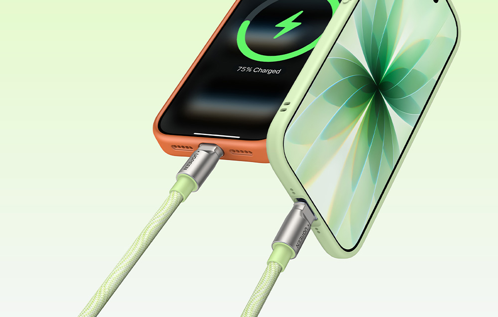 Dwa smartfony podłączone do kabli ładujących Ugreen w oplocie