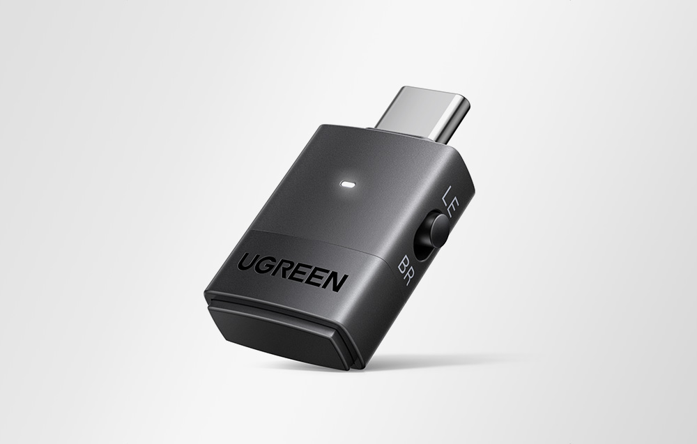 Czarny transmiter Bluetooth Ugreen z wtykiem USB-C na szarym tle