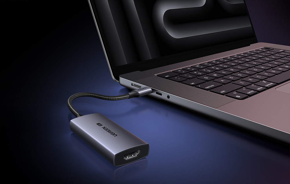 Adapter Ugreen z krótkim kablem podłączony do portu USB-C w otwartym laptopie