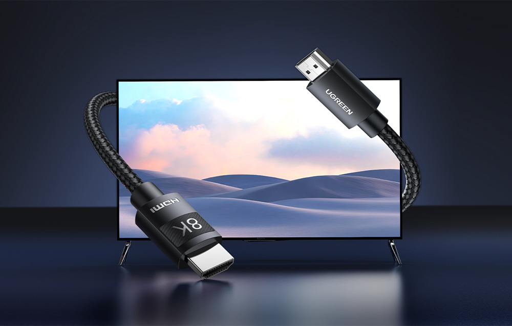 Czarny kabel HDMI z oznaczeniami 8K i Ugreen na tle włączonego telewizora