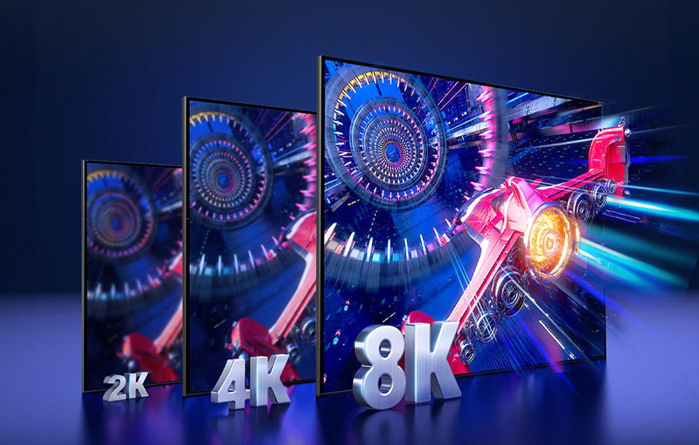 Trzy ekrany pokazujące różnicę rozdzielczości między 2K, 4K i 8K na przykładzie dynamicznej grafiki
