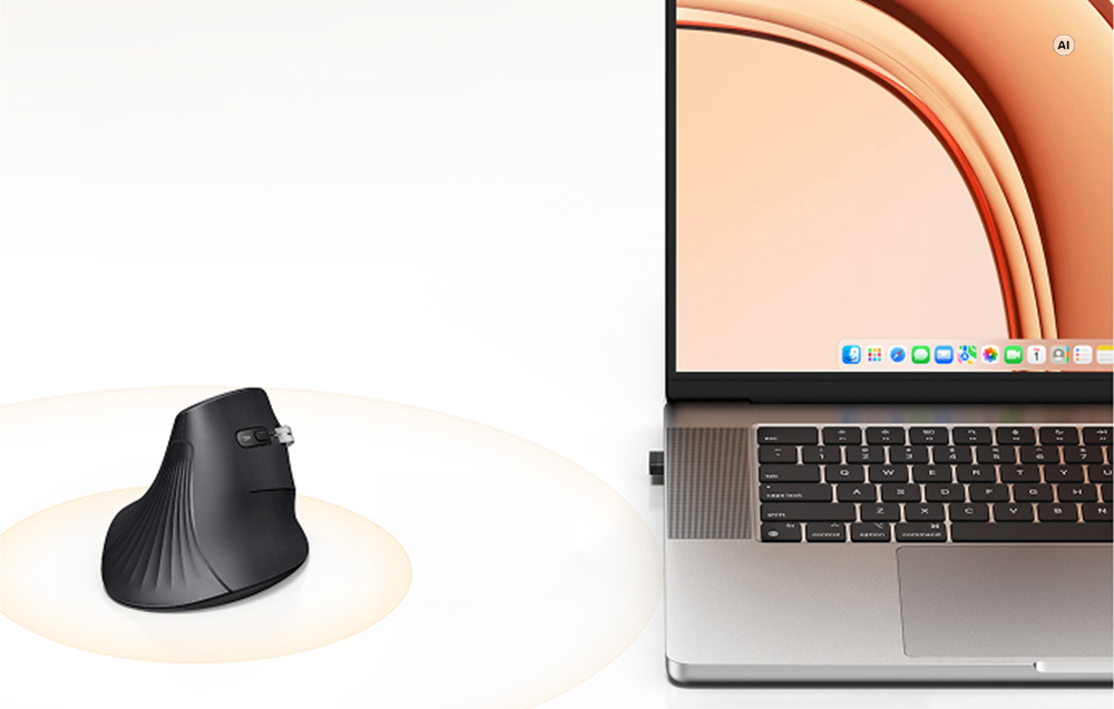 Mouse-ul vertical wireless negru stând lângă un laptop cu receptorul USB conectat