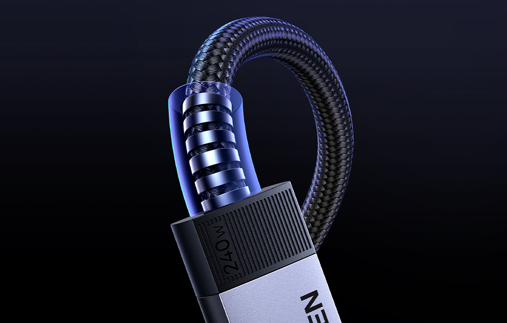 Zbliżenie na wzmocnioną budowę wtyczki kabla USB-C marki Ugreen w oplocie