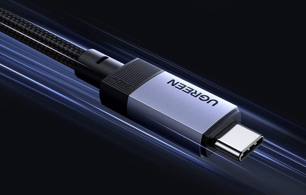 Zbliżenie na metalową wtyczkę USB-C 240W marki Ugreen na ciemnym tle