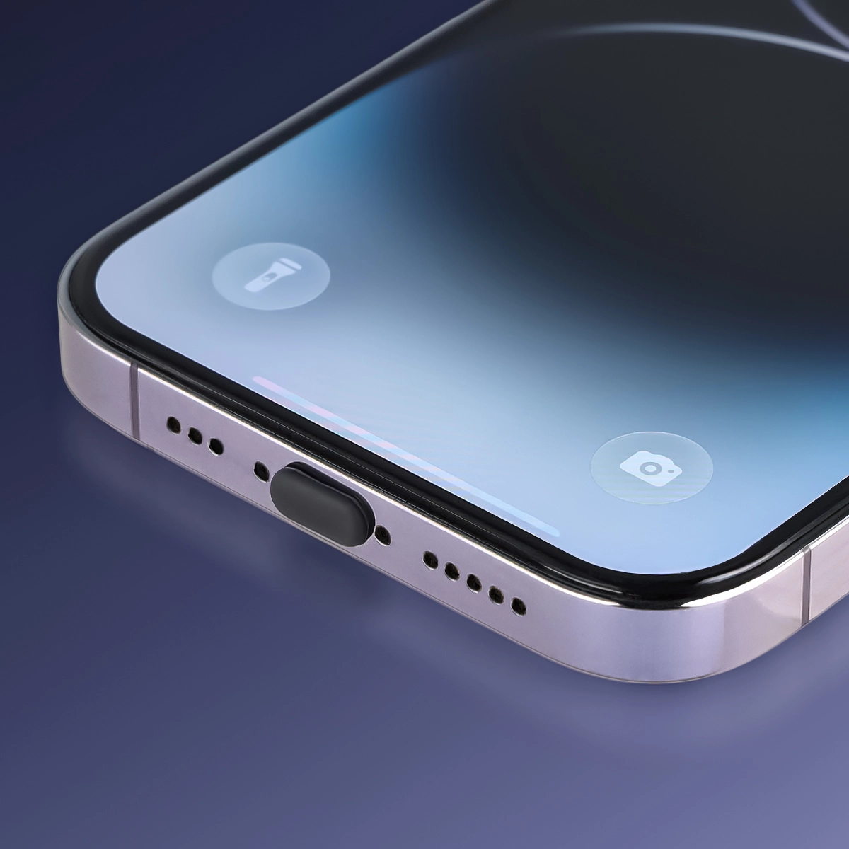 Lightning-Port-Zubehör Bizon Accessories Dust Plug im Telefon eingesetzt