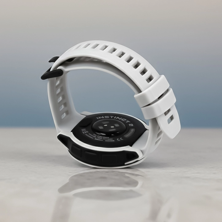 Zaślepka portu Bizon Accessories Garmin Dust Plug włożona w zegarek