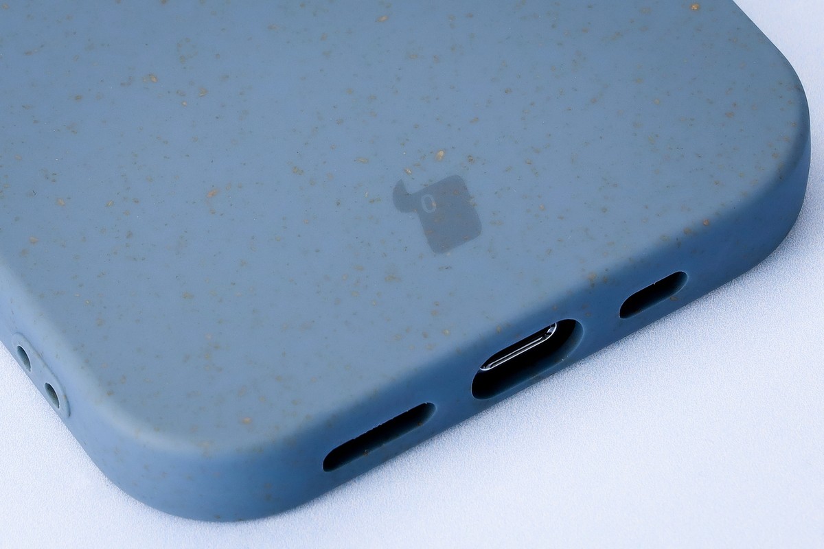 Közelkép a pontos kivágásokról a Bizon Bio-Case tokban