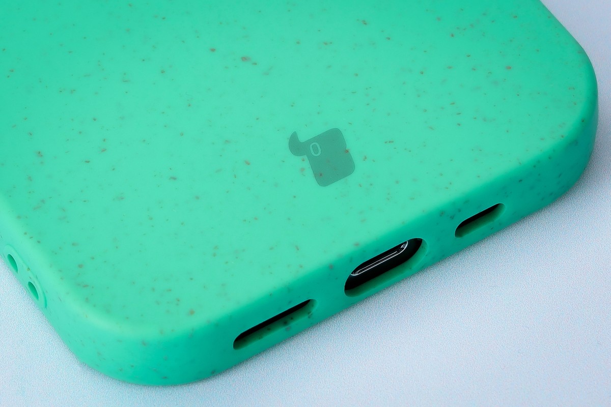 Közeli kép a pontos kivágásokról a Bizon Bio-Case tokban