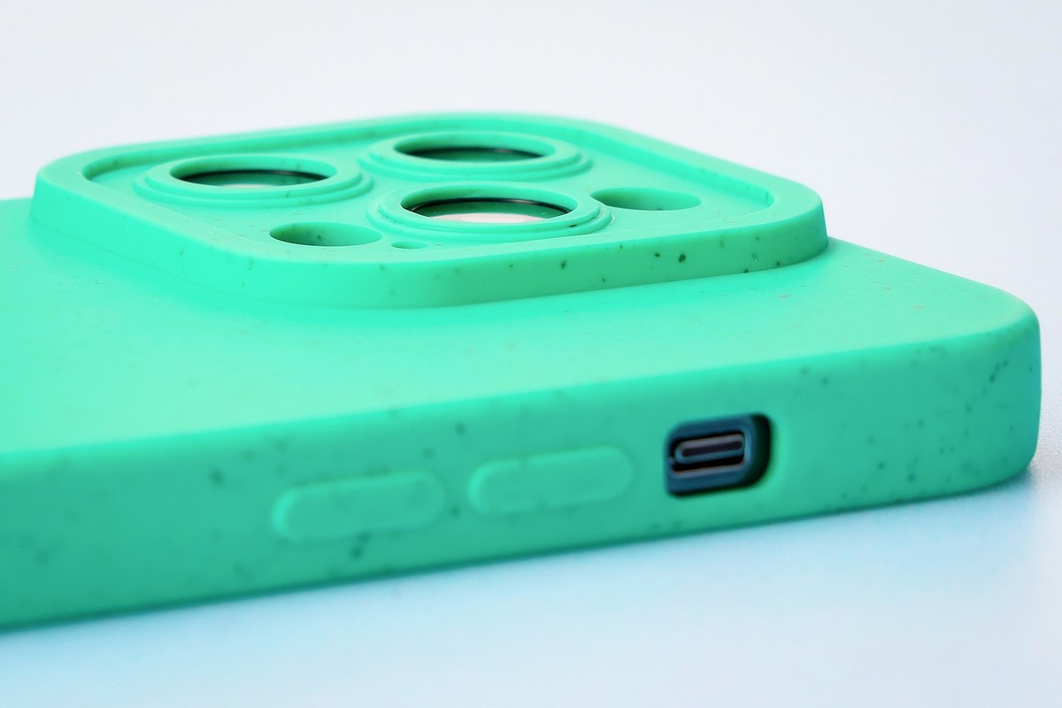 Közeli kép a kiemelkedő élekről a Bizon Bio-Case tokban