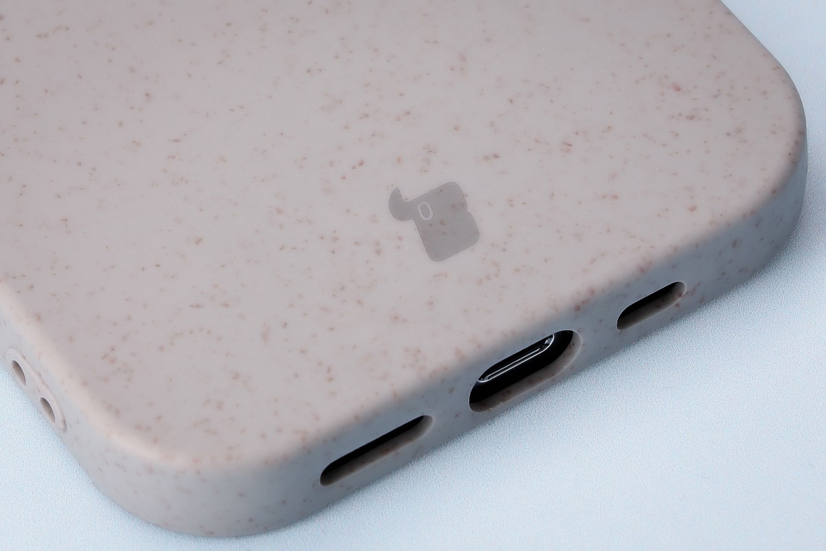 Közeli kép a pontos kivágásokról a Bizon Bio-Case tokban