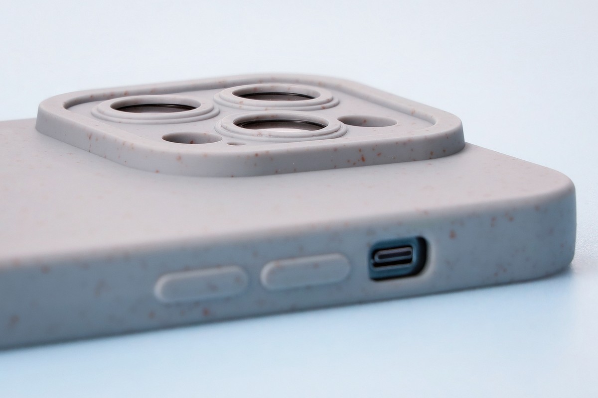 Közeli kép a kiemelkedő szélekről a Bizon Bio-Case tokban