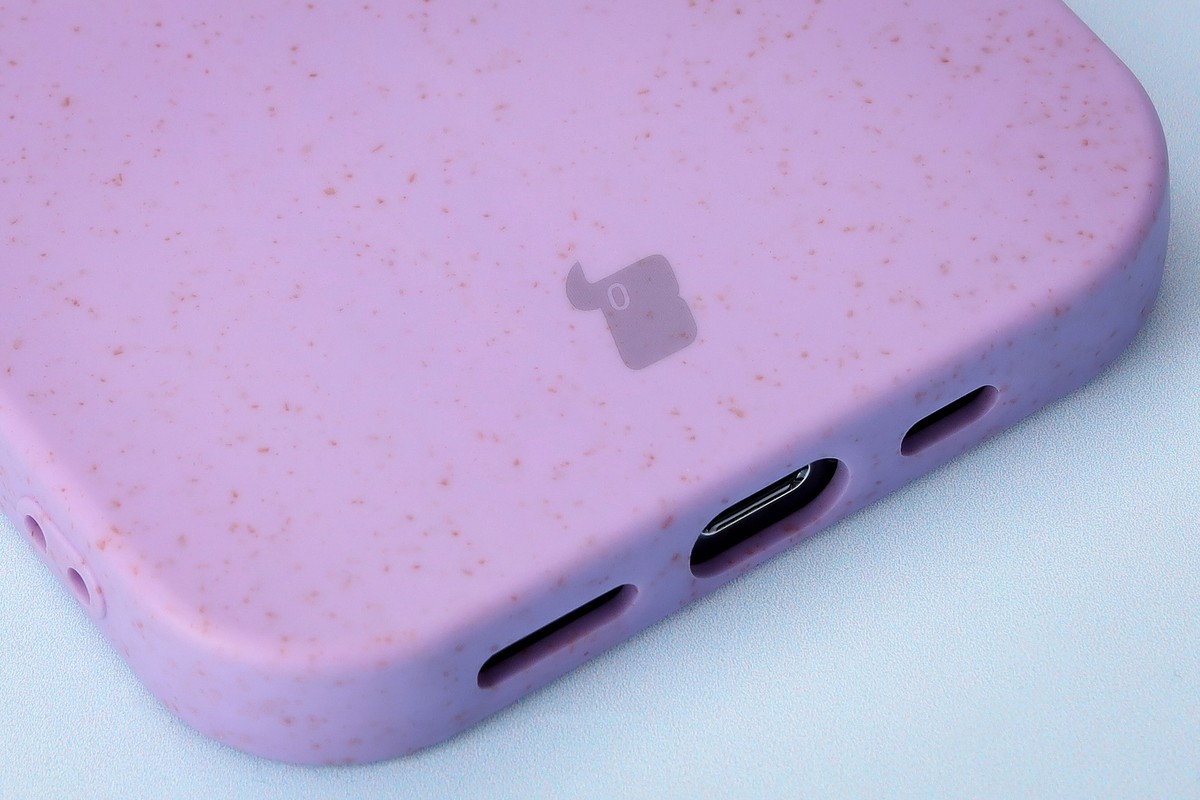 Közelkép a precízen kivágott nyílásokról a Bizon Bio-Case tokban