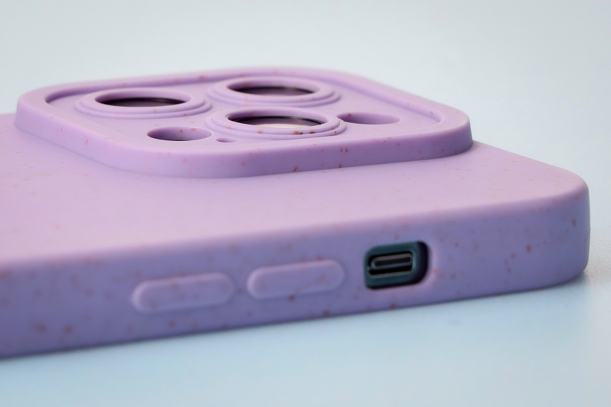 Közelkép a kiemelkedő szélekről a Bizon Bio-Case tokban