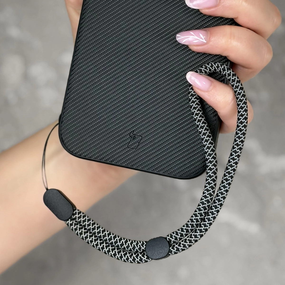 Nylonowa smyczka dołączona do etui Bizon Case CarbO do Apple iPhone 16 Pro Max