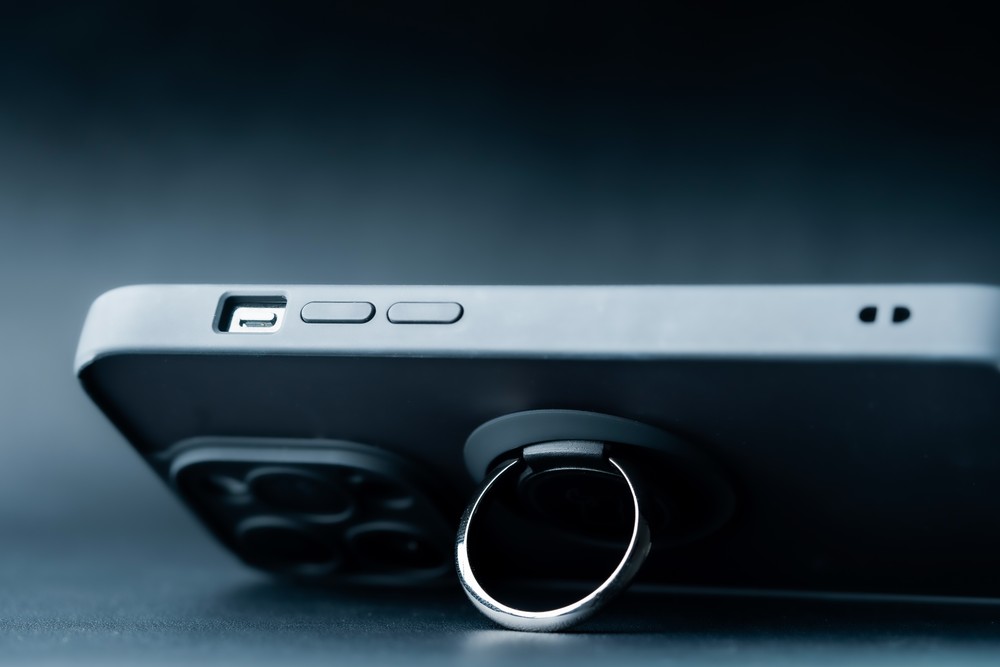 Grip as a stand in Bizon Hybrid Ring case