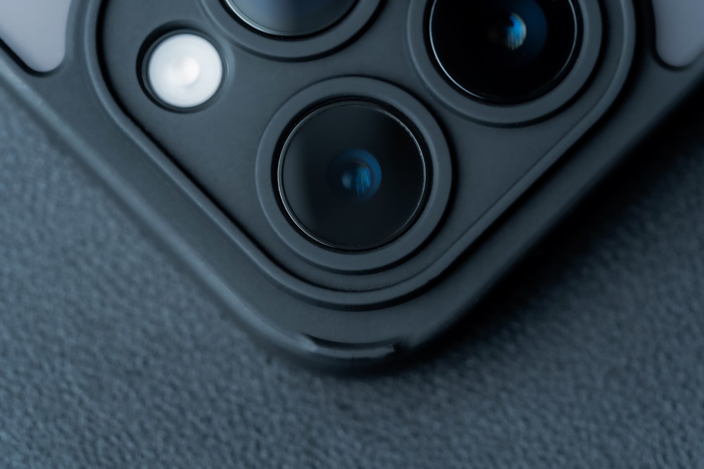 Close-up of raised edges around the camera island in Bizon Hybrid Ring case
