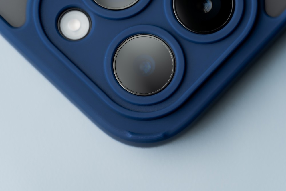 Close-up of raised edges around the camera island in Bizon Hybrid Ring case