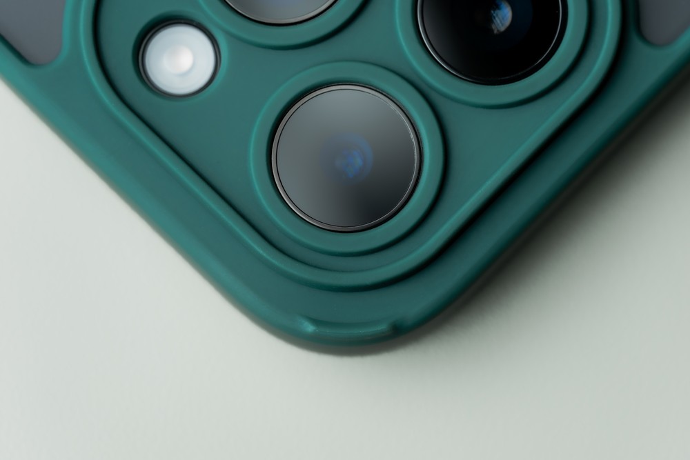 Close-up of raised edges around the camera island in Bizon Hybrid Ring case