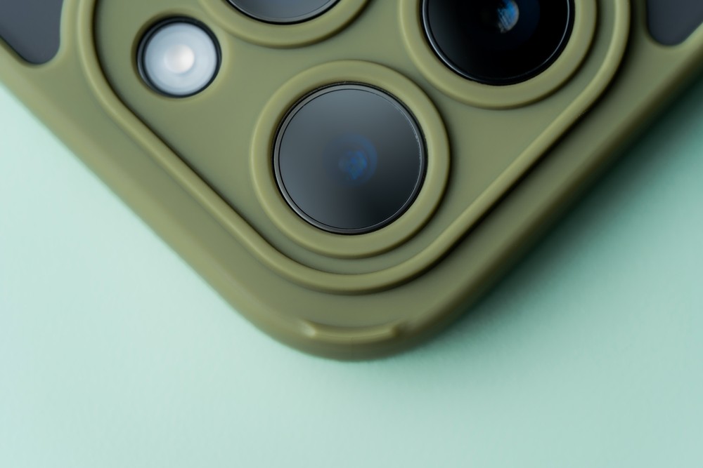 Nahaufnahme der erhöhten Ränder bei der Kamerainsel in der Bizon Hybrid Ring Hülle