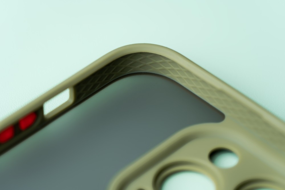 Nahaufnahme der präzisen Aussparungen in der Bizon Case Hybrid Ring Hülle