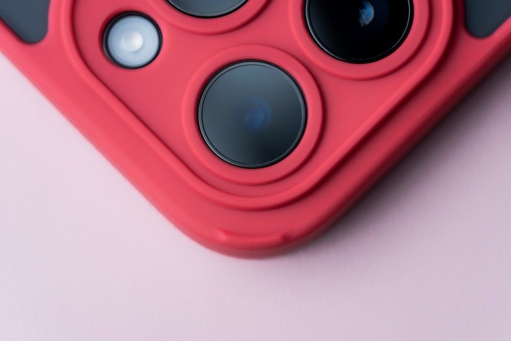 Close-up of raised edges near the camera island in the Bizon Hybrid Ring case