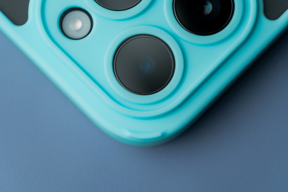 Close-up of raised edges around the camera island in Bizon Hybrid Ring case