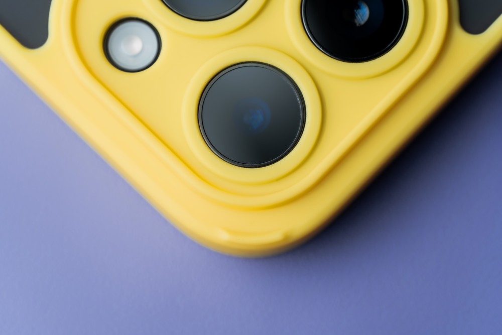Close-up of raised edges around the camera module in Bizon Hybrid Ring case