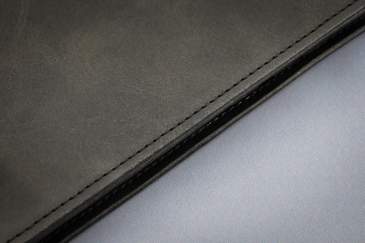 Close-up of the material and magnetic closure in Bison Case Pocket Pro