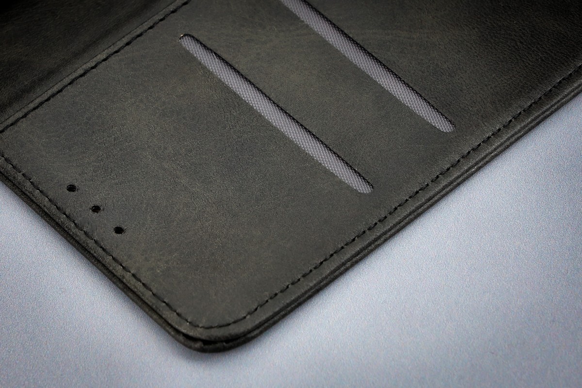 Close-up of the credit card slots in Bison Case Pocket Pro