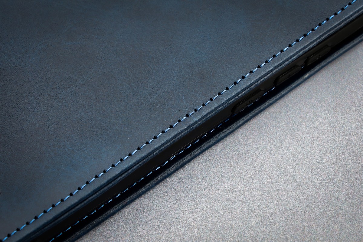 Close-up of material and magnetic closure in Bizon Case Pocket Pro