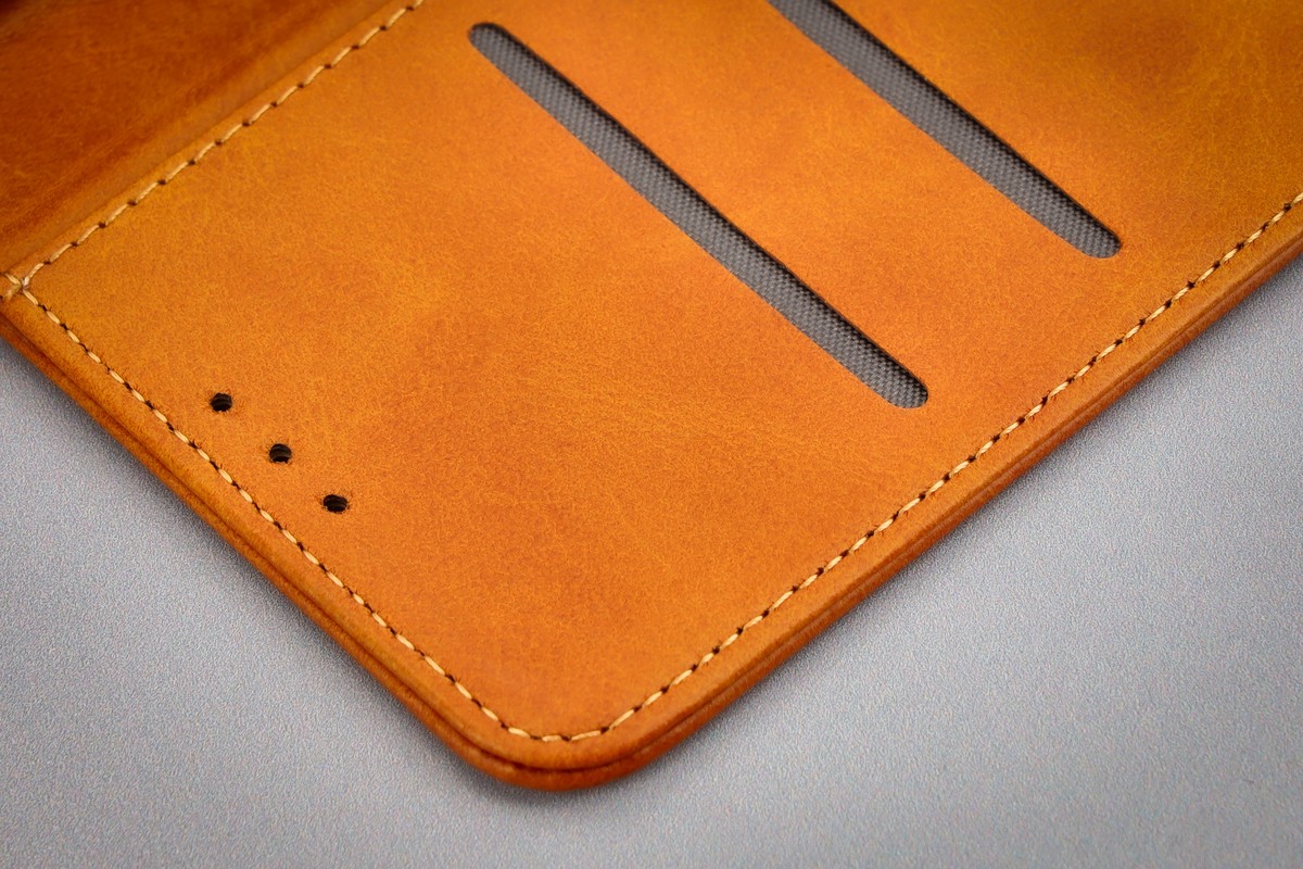 Close-up of credit card slots in Bizon Case Pocket Pro