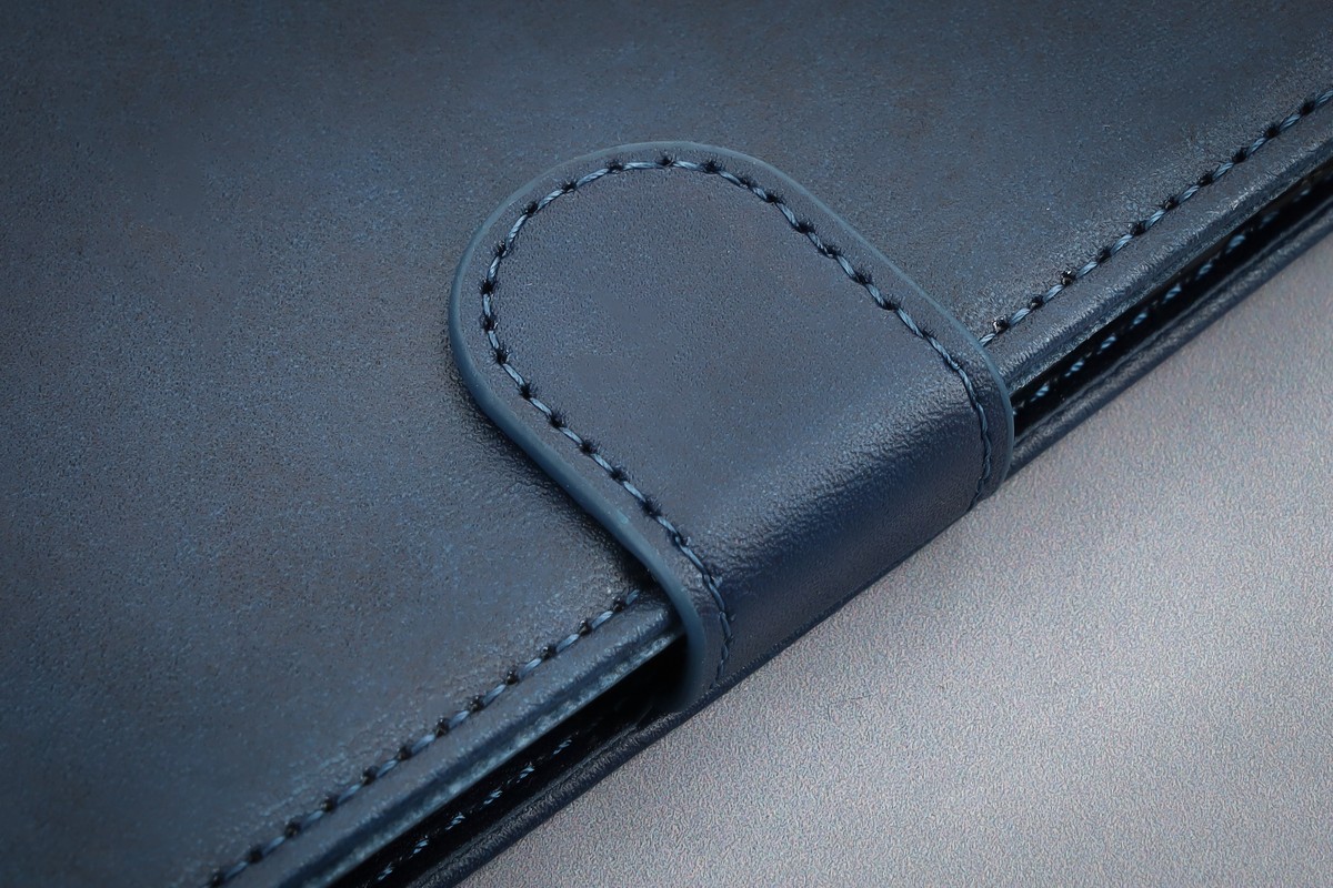 Nahaufnahme des Materials und des magnetischen Verschlusses im Bizon Case Pocket Etui