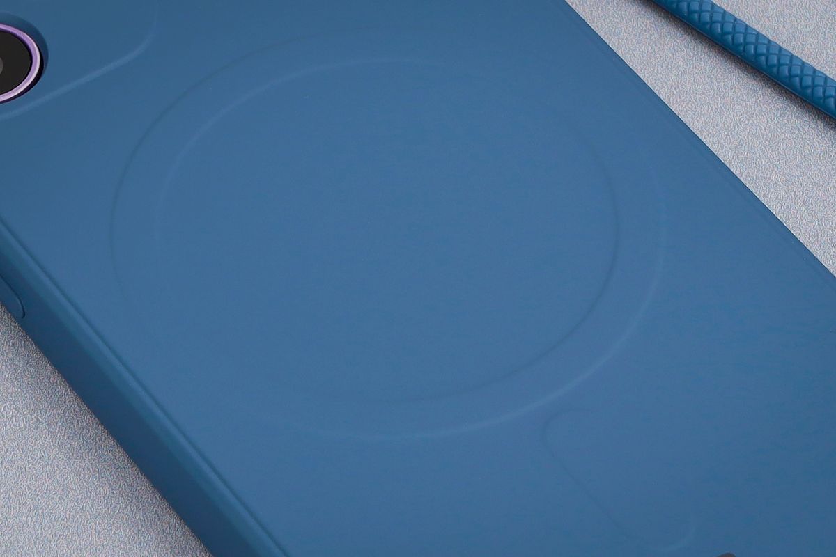Close-up of the magnetic ring in the Bizon Case Silicone Magnetic Sq
