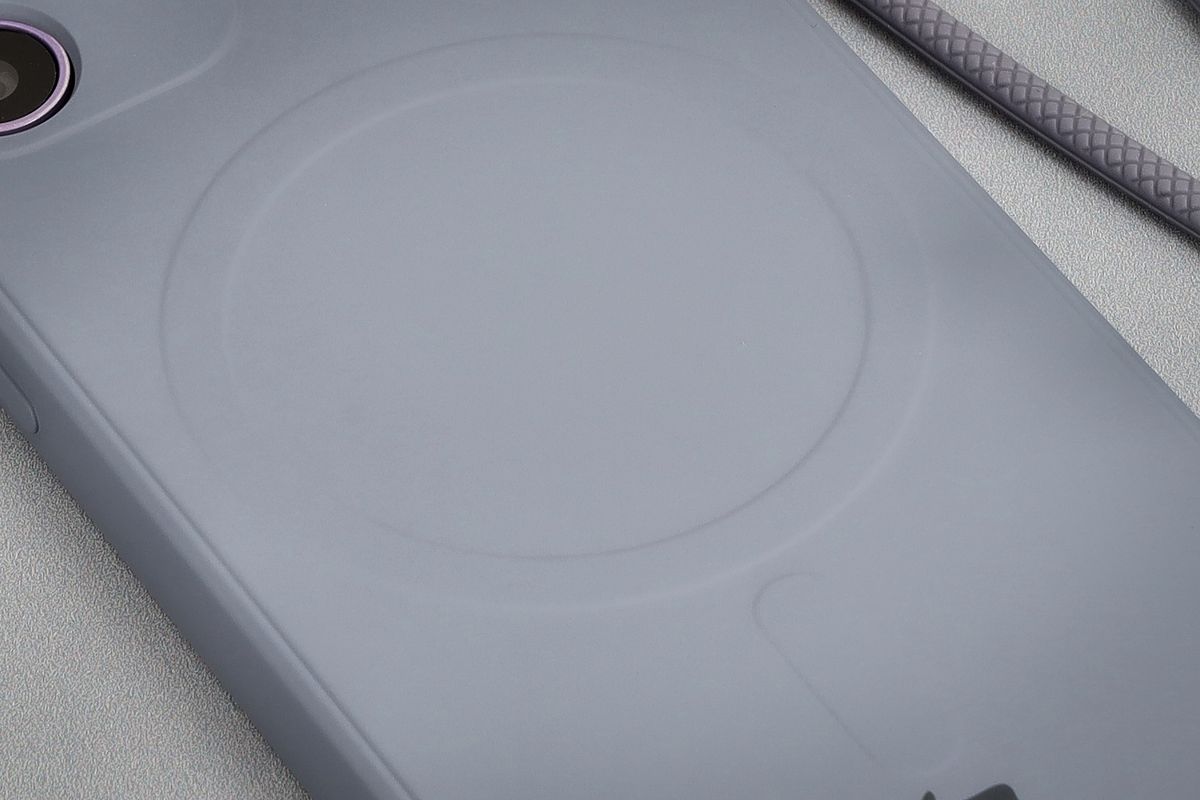 Prim-plan al inelului magnetic în etui Bizon Case Silicone Magnetic Sq