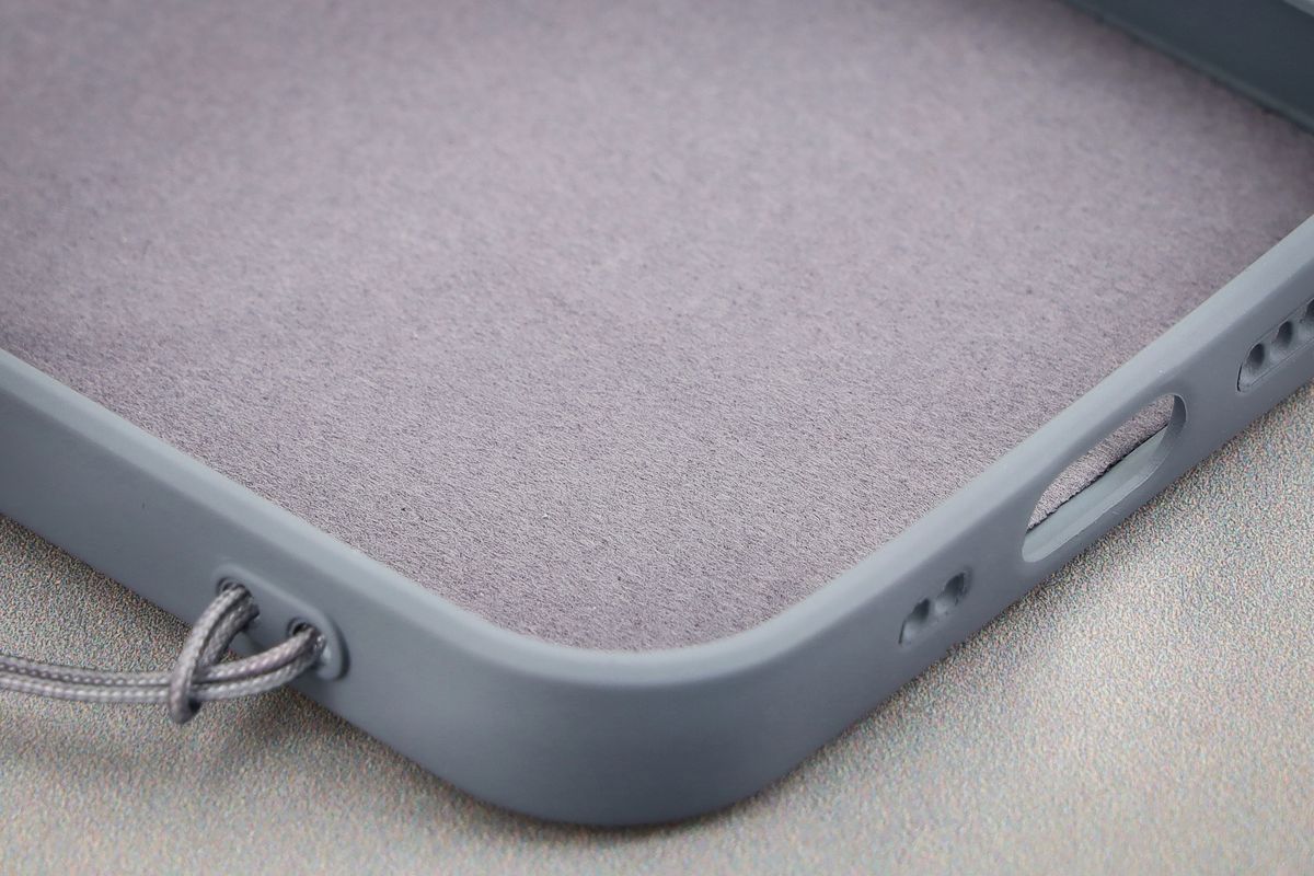 Prim-plan al căptușelii din microfibră în etui Bizon Case Silicone Magnetic Sq
