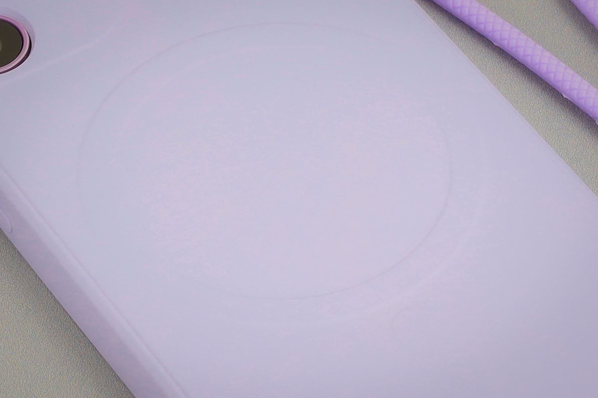 Zbliżenie na pierścień magnetyczny w etui Bizon Case Silicone Magnetic Sq