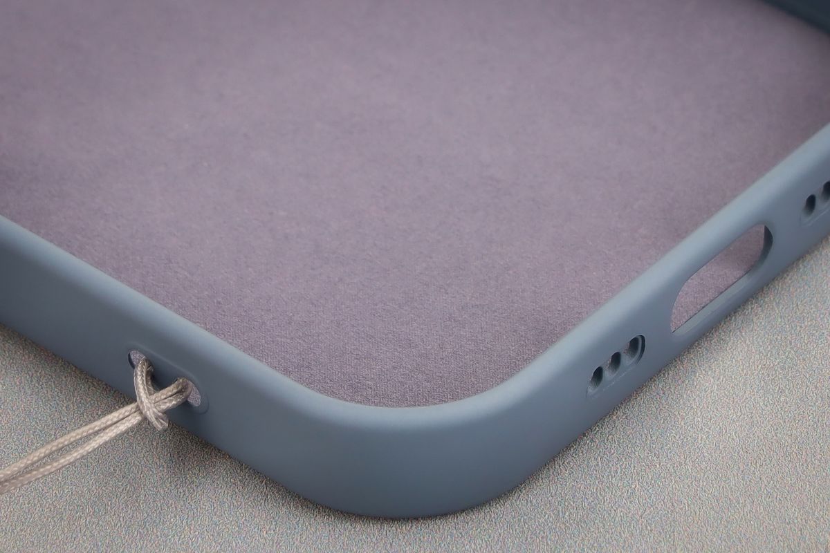 Prim-plan pe căptușeala din microfibră a etui-ului Bizon Case Silicone Magnetic